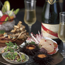 シャンパン飲み比べと生雲丹や魚介の前菜が味わえるChampagne Terrace