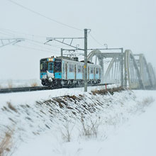 冬限定！雪景色を見ながら地酒や祭りばやしを楽しむ「酒のあで雪見列車」運行